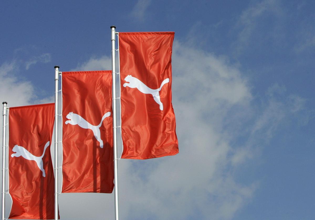 Banderolas con el emblema de Puma ondean en las instalaciones de la fábrica que la multinacional de ropa deportiva tiene en Herzogenaurach (Alemania).