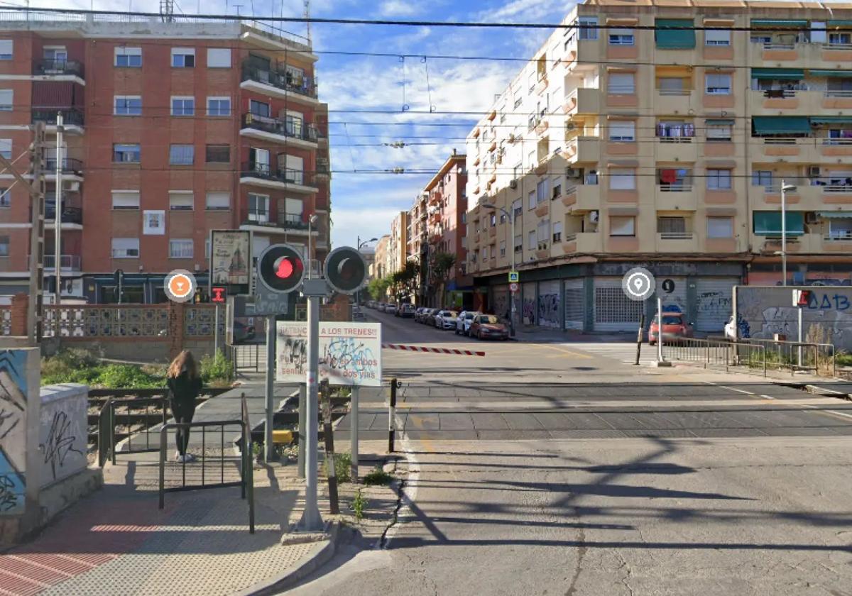 Paso a nivel entre Sedaví y Alfafar que será suprimido con esta actuación.
