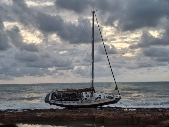 El velero encallado en el Primer Muntanyar.