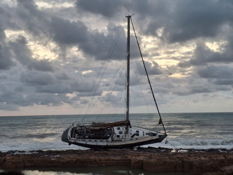 Un velero encalla en el Primer Muntanyar de Xàbia por el temporal