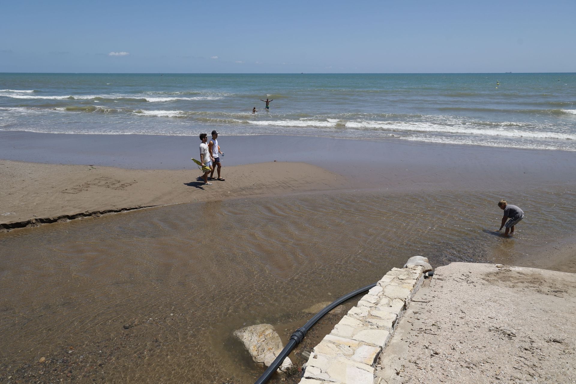 Fotos: Una playa de Port Saplaya estará cerrada varios días por contaminación