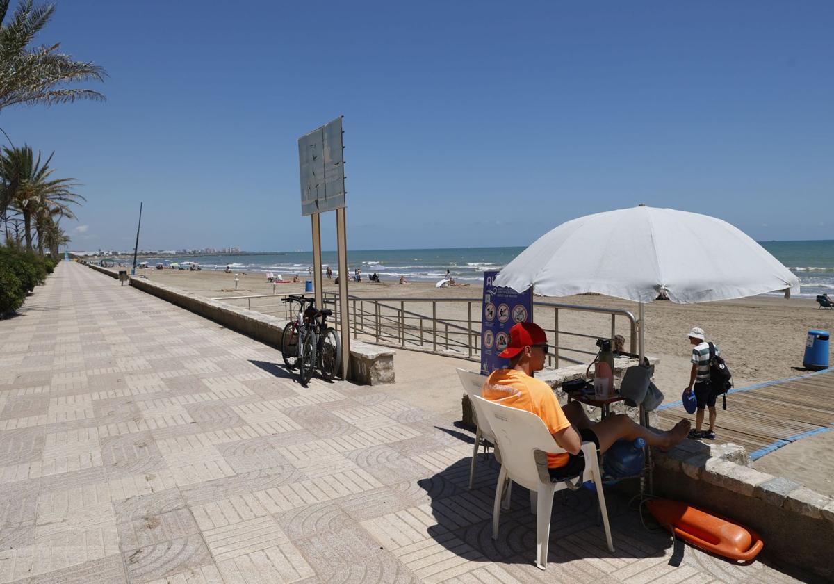 Fotos: Una playa de Port Saplaya estará cerrada varios días por contaminación