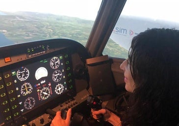 Una valenciana supera su aerofobia a los mandos de un simulador en un curso de Listos Para Despegue en las instalaciones de Airpull Aviation Academy.
