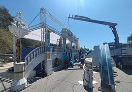Montaje de la tribuna de autoridades para la Batalla de Flores.