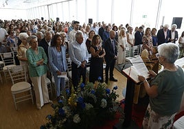 Una mujer brinda unas palabras a los asistentes durante el Día de los Abuelos, esta mañana, en el Veles e Vents de Valencia.