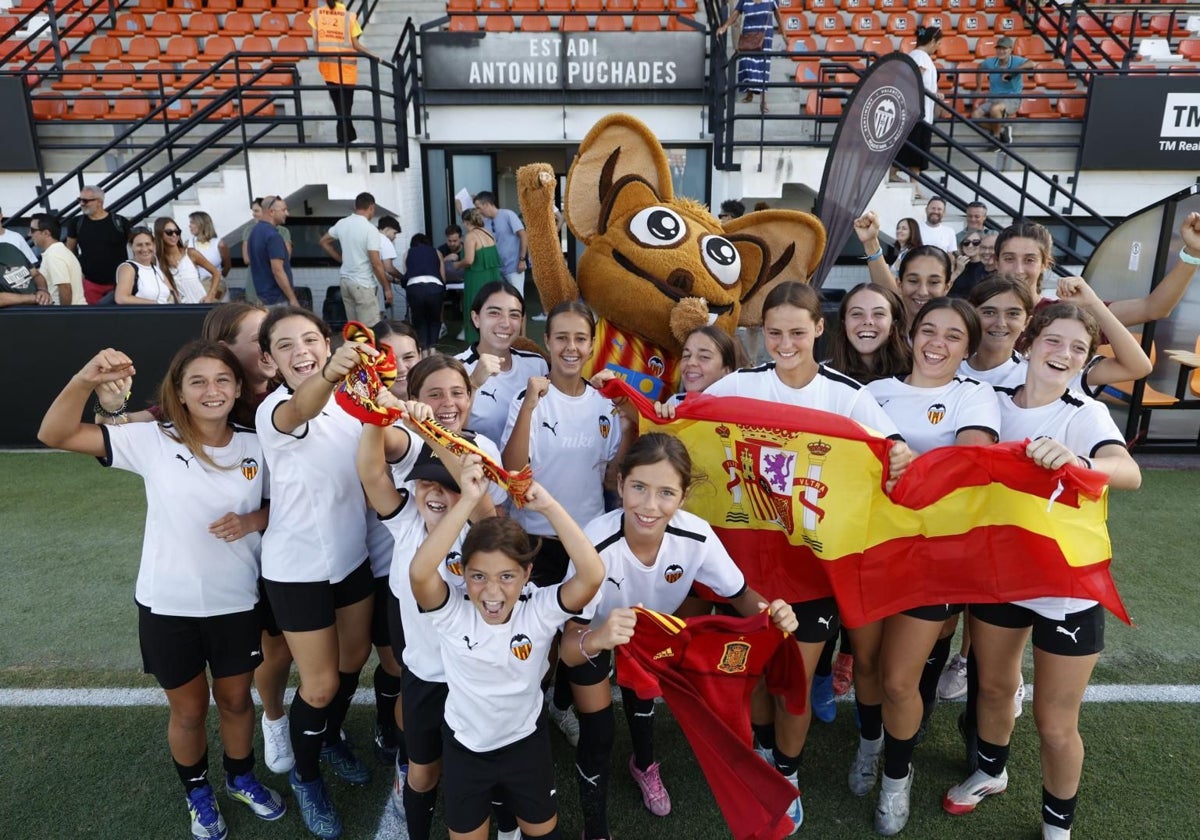 Las niñas del Campus VCF apoyando a la selección española para la final.