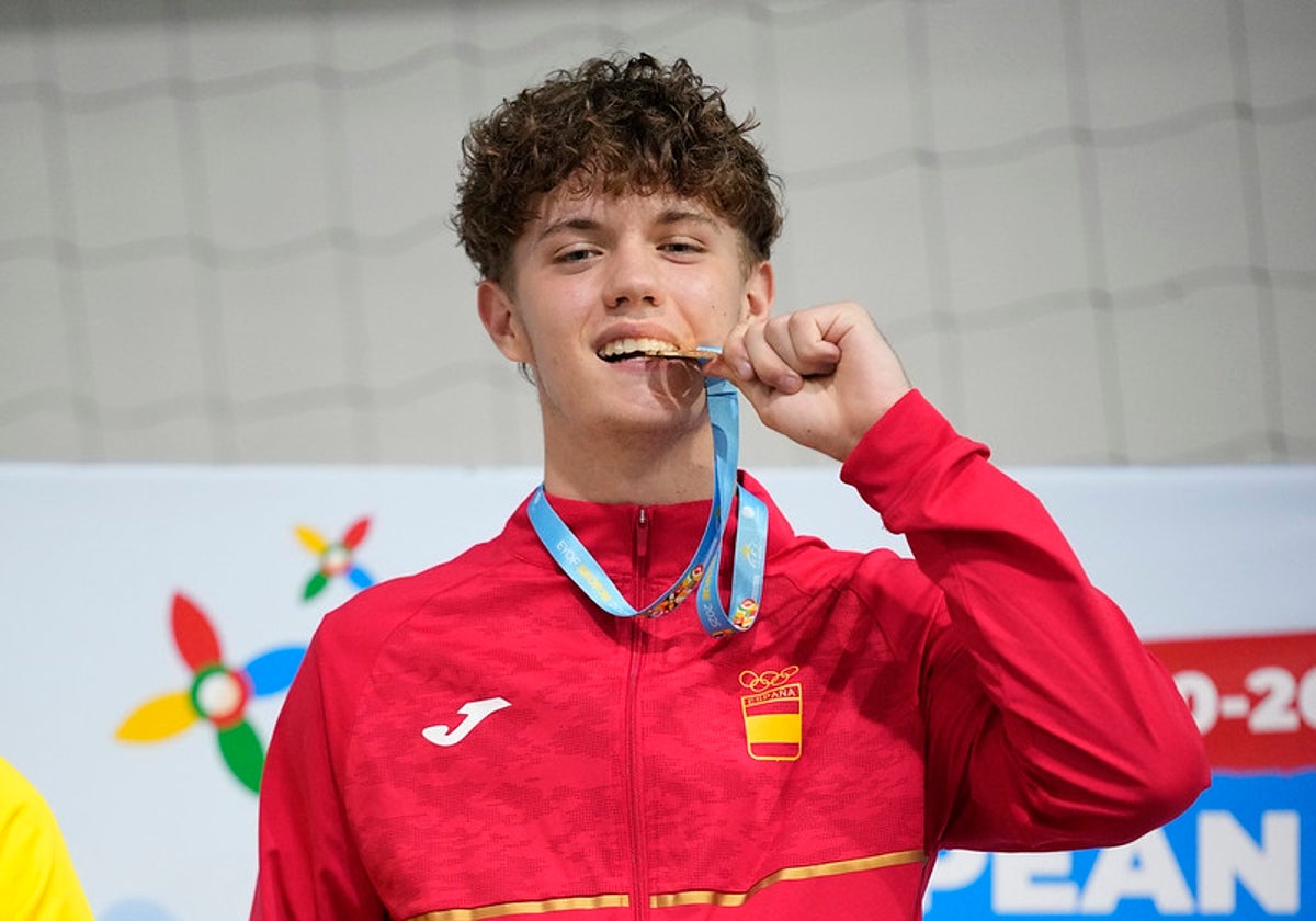Iván Lysenko posando con su medalla de oro.