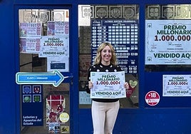Una vendedora de un premio millonario de lotería. Imagen de archivo.