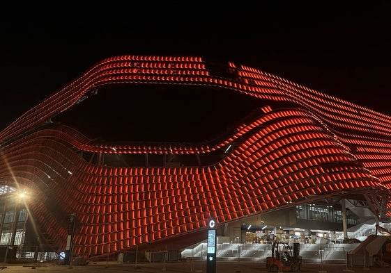 El Roig Arena iluminado con los colores del club.