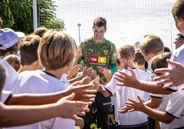 Julen Agirrezabala saluda a los chicos del campus