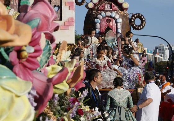 Fotos | La Batalla de Flores pone el broche de oro a la Feria de Julio de Valencia