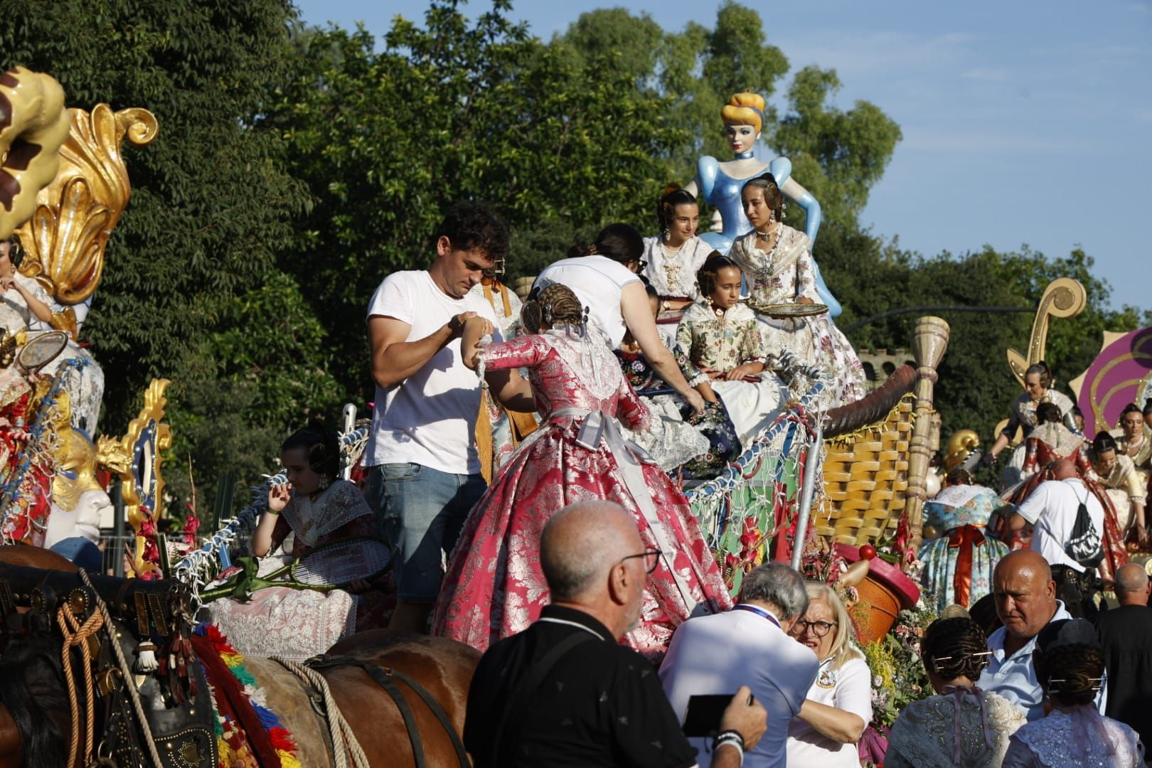 Fotos | La Batalla de Flores pone el broche de oro a la Feria de Julio de Valencia