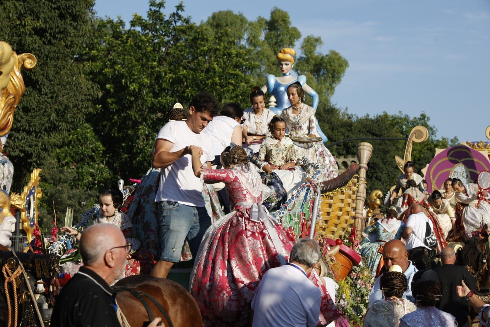 Fotos | La Batalla de Flores pone el broche de oro a la Feria de Julio de Valencia