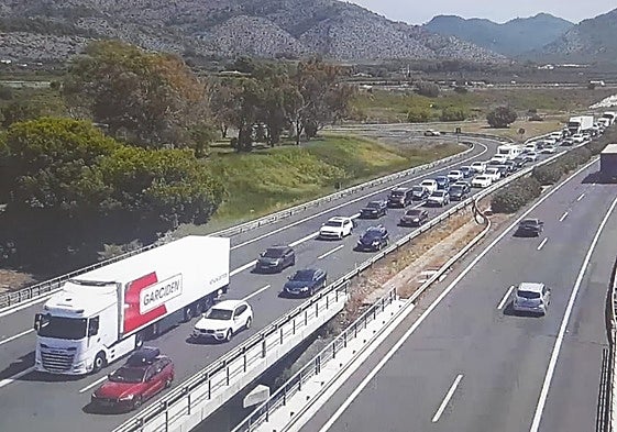 La retención a causa del accidente en la AP-7, captada por una cámara de la DGT.