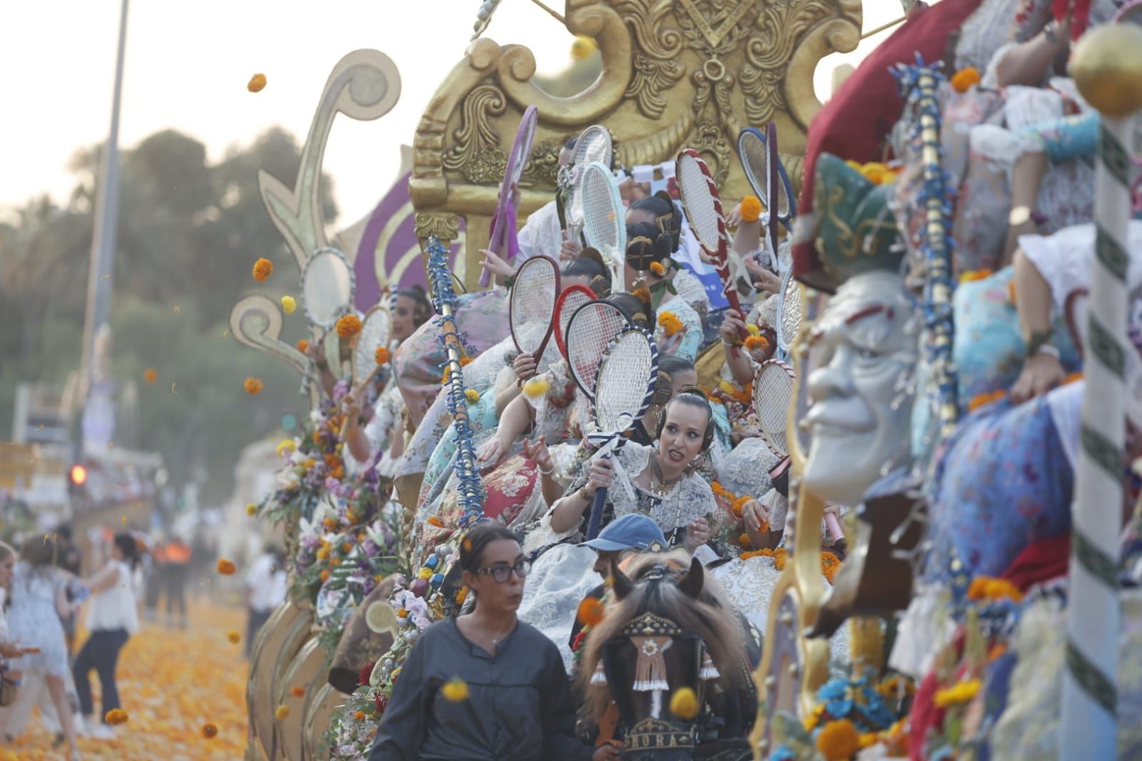 Fotos | La Batalla de Flores pone el broche de oro a la Feria de Julio de Valencia