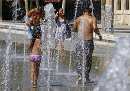 Varias personas tratan de mitigar el calor.