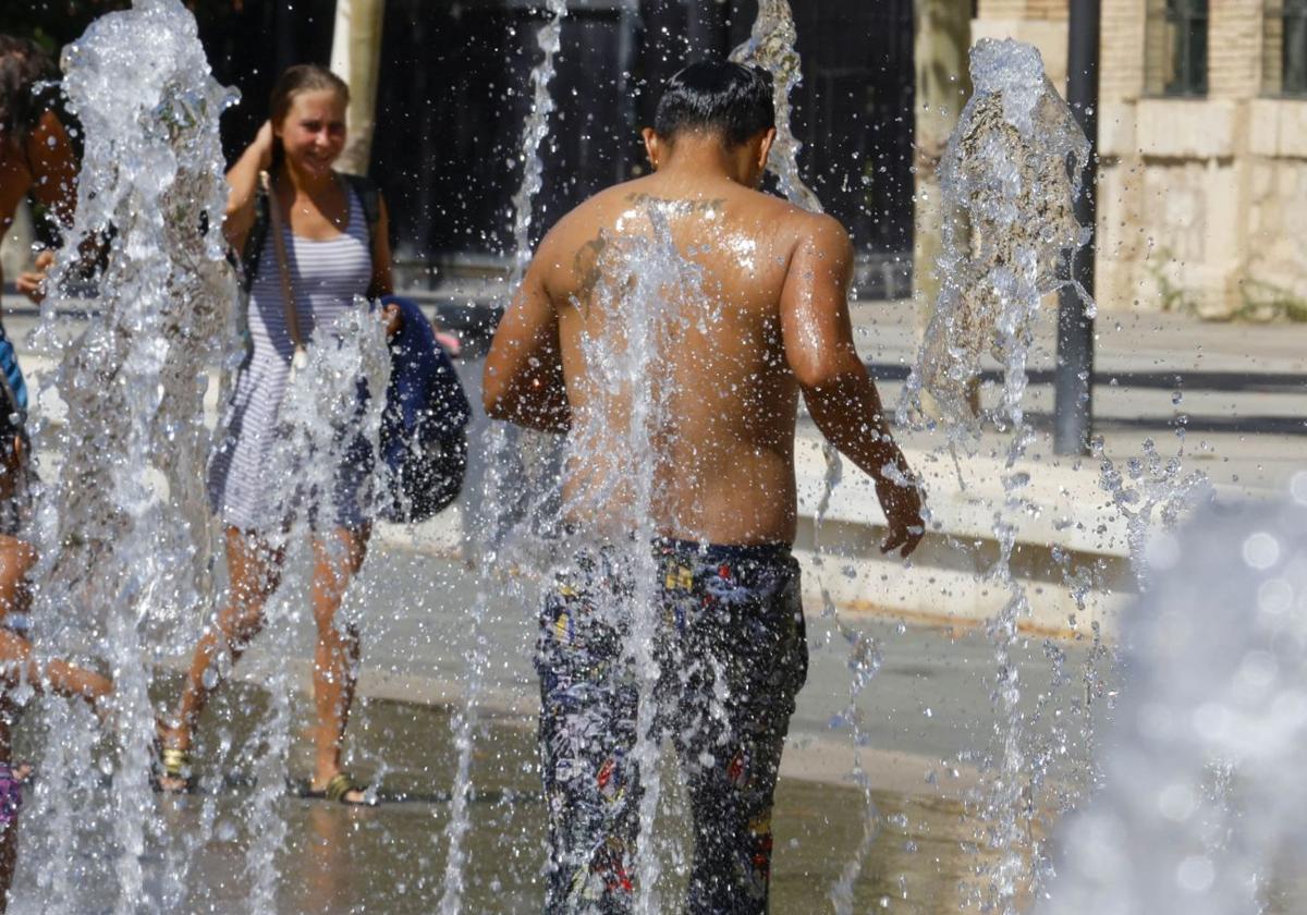 Varias personas tratan de mitigar el calor.
