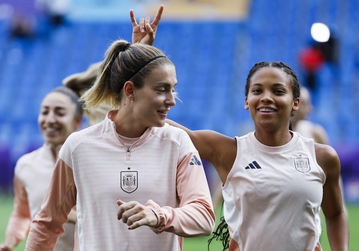 Vicky López bromea con Alexia Putellas en un entrenamiento