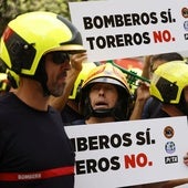 Bomberos de la Diputación de Valencia durante una protesta.