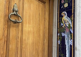 Panel de cerámica en el portal de una vivienda.