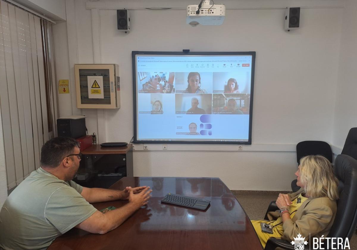 La alcaldesa de Bétera, EliaVerdevío, durante una reunióntelemática del proyecto.
