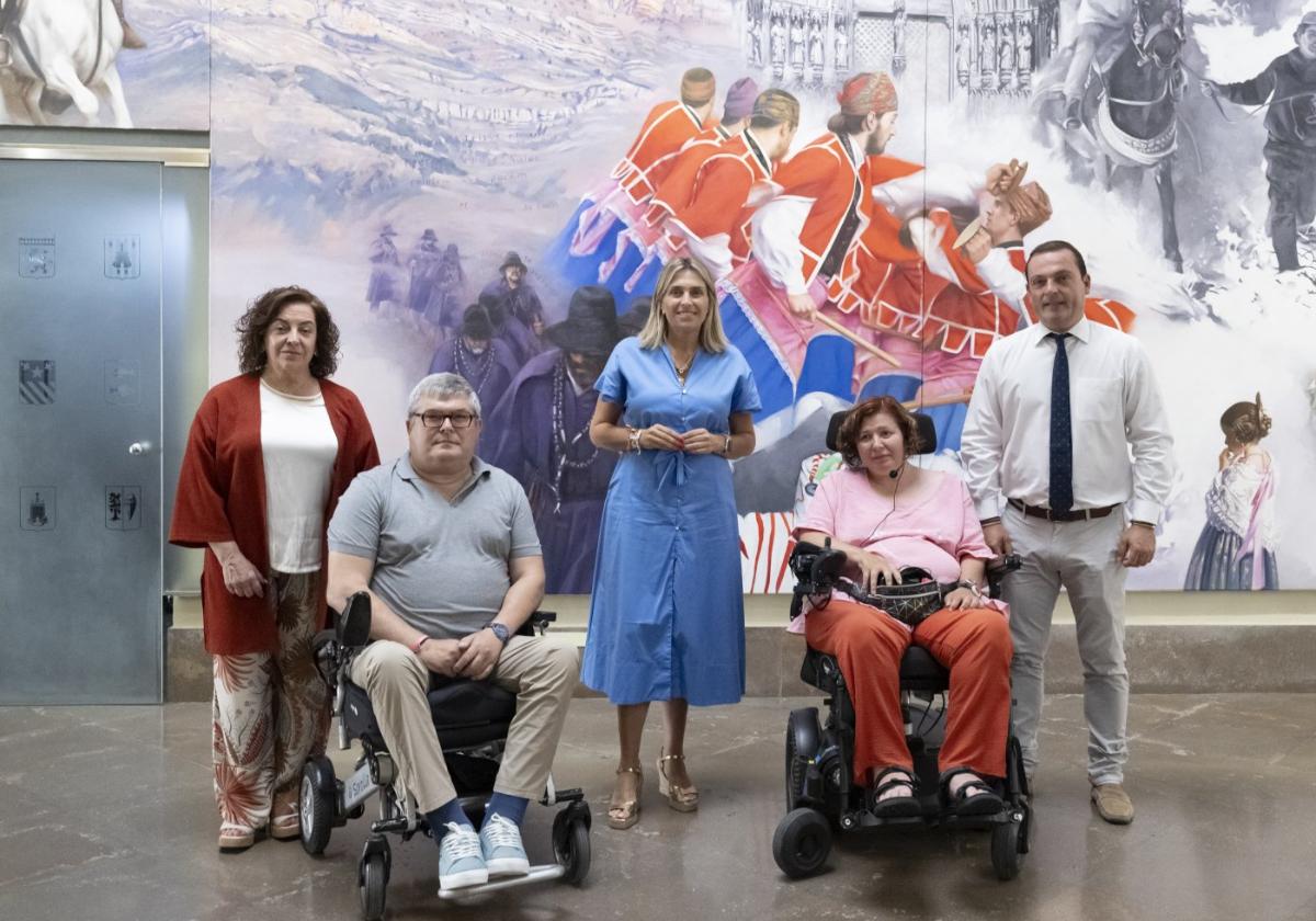 Marta Barrachina, con representantes de Adela CV.