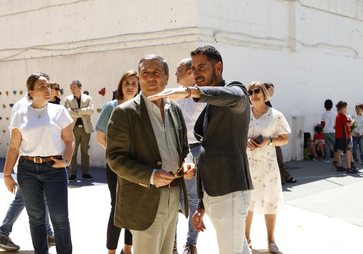 El alcalde, Carlos F. Bielsa, y el conseller, Marciano Gómez.