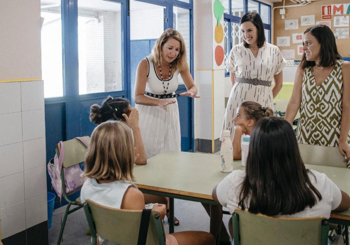La alcaldesa, Begoña Carrasco, y la concejalas de Educación y del Grau, durante su visita a una de las 'escoletes'.