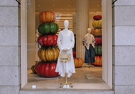 Escaparate de Loewe, decorado con los tomates que les han hecho muy conocidos.