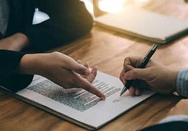 Imagen de archivo de la firma de un documento.