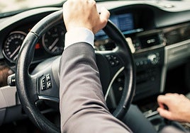 Un hombre conduce su vehículo en una imagen de archivo.