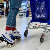 Una joven comprando en Carrefour durante la 'Roller-Hour'.