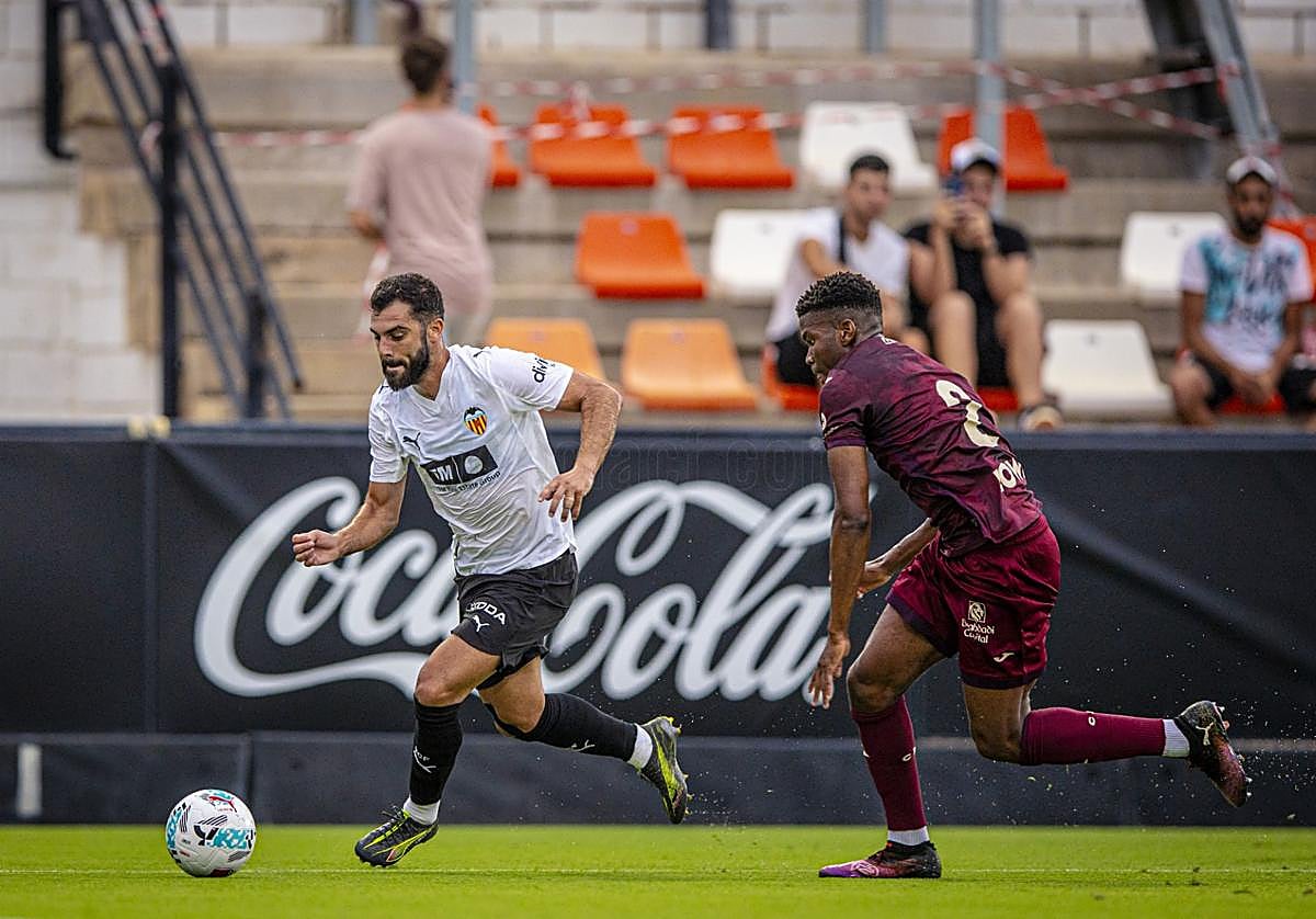 Luis Rioja conduce el balón en el amistoso contra el CD Leganés.