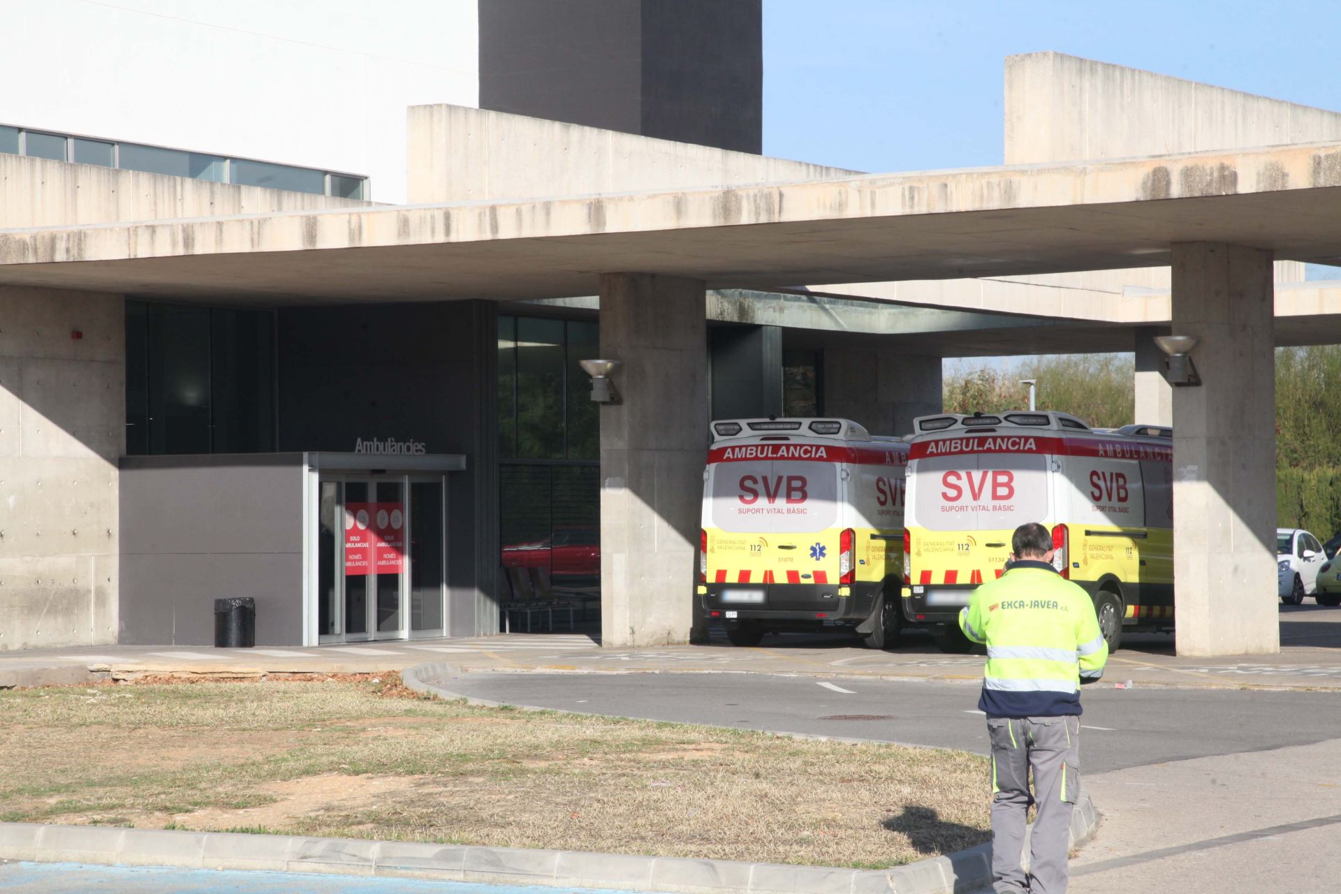 Ambulancias en la entrada de Urgencias del Hospital de Dénia.