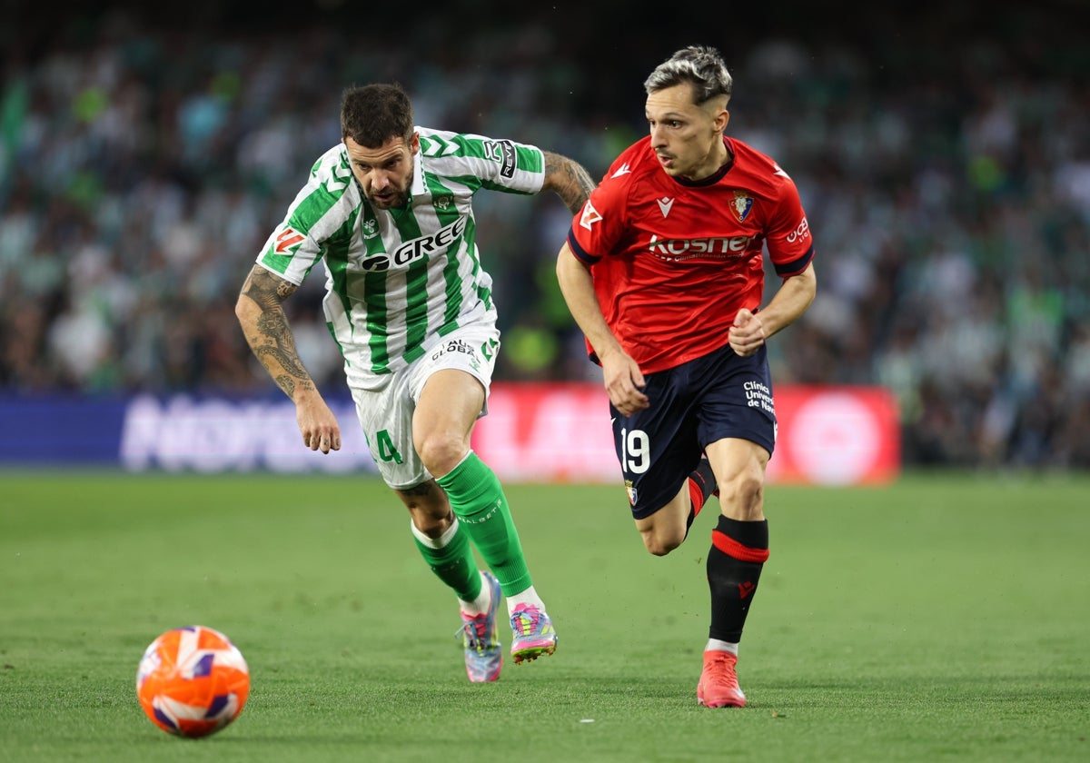 Bryan Zaragoza, con Osasuna, en un partido ante el Betis.