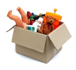 Caja de cartón llena de juguetes