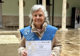 Amparo con su diploma del Programa Universitario para personas mayores