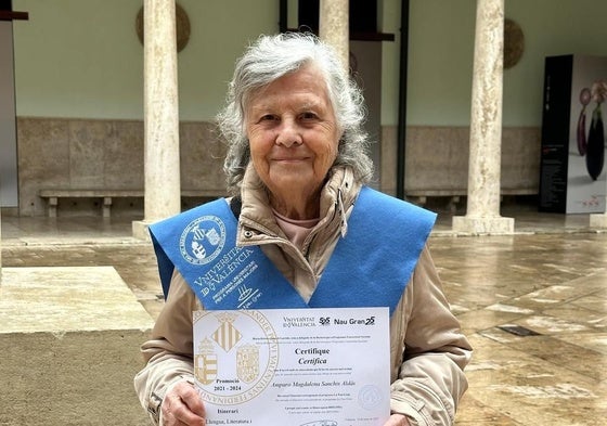 Amparo con su diploma del Programa Universitario para personas mayores