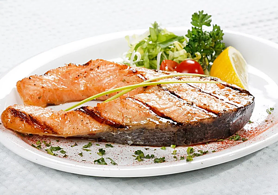 Un plato de salmón a a plancha.