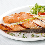 Un plato de salmón a a plancha.