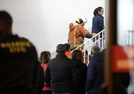 Los bomberos acceden al hospital de Llíria.