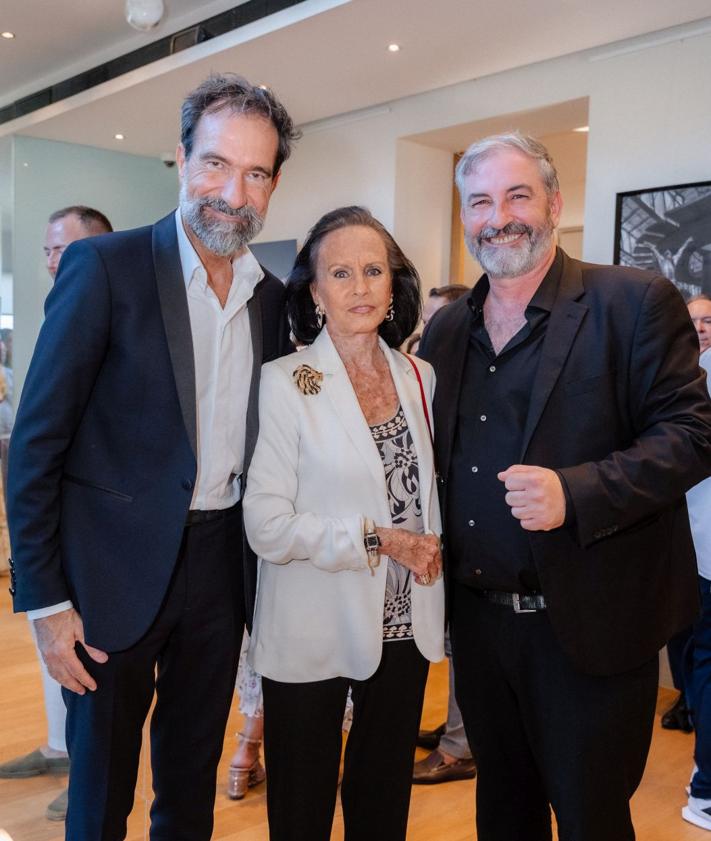 Imagen secundaria 2 - Arriba, Juan Carlos Vega durante la inauguración de su exposición en Madrid. Abajo, con el embajador de Brasil y la directora de la Fundación Pons y Eloy de la Pera y Sonsoles Díez de Rivera.