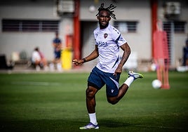 Koyalipou en el primer entrenamiento con el Levante.