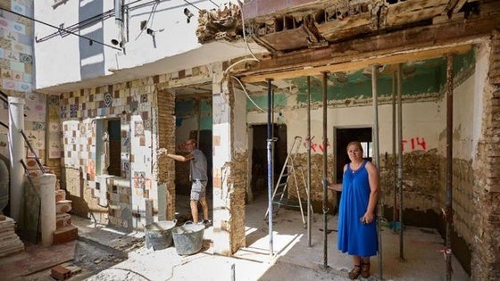 Carmen García, en su vivienda arrasada por la dana.