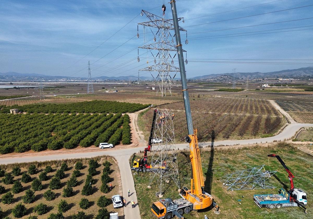 Trabajos de reconstrucción de la red dañada por las inundaciones.