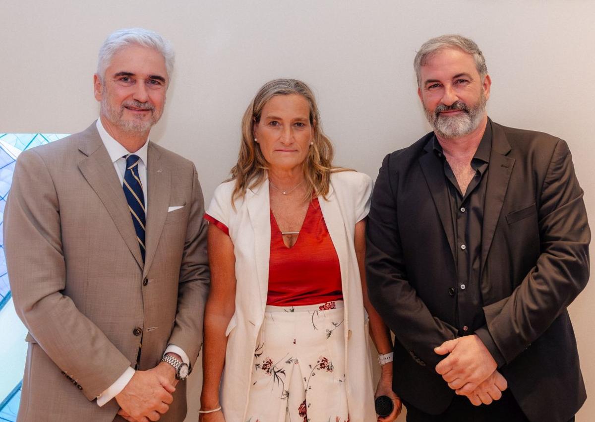 Imagen secundaria 1 - Arriba, Juan Carlos Vega durante la inauguración de su exposición en Madrid. Abajo, con el embajador de Brasil y la directora de la Fundación Pons y Eloy de la Pera y Sonsoles Díez de Rivera.