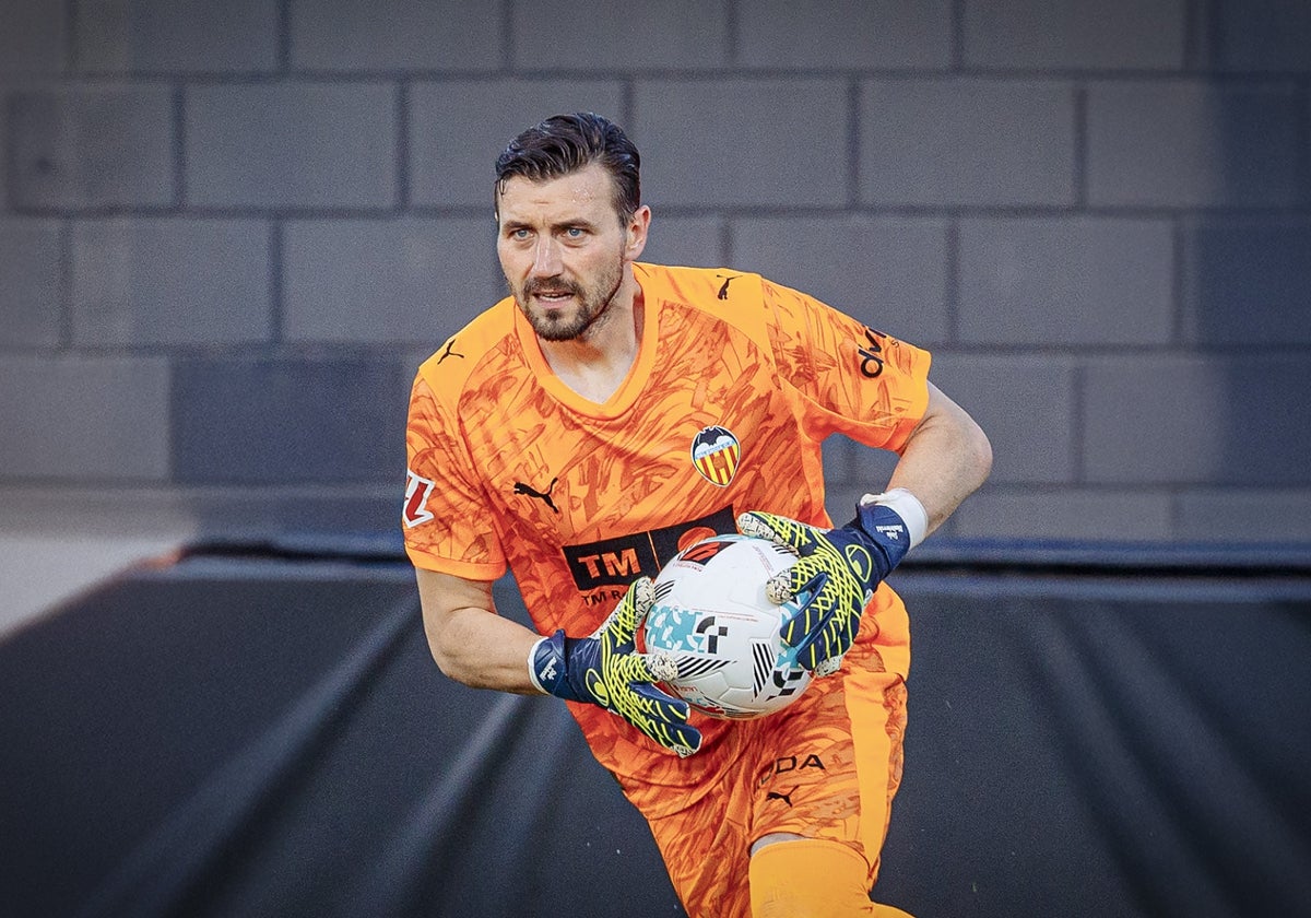 Dimitrievski con el balón en las manos.