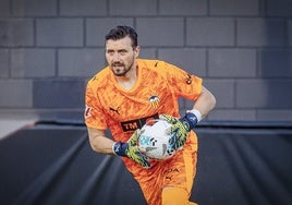 Dimitrievski con el balón en las manos.
