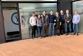 El equipo de Lyonsoft en sus oficinas.