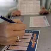 Una mujer rellena un boleto de Euromillones.